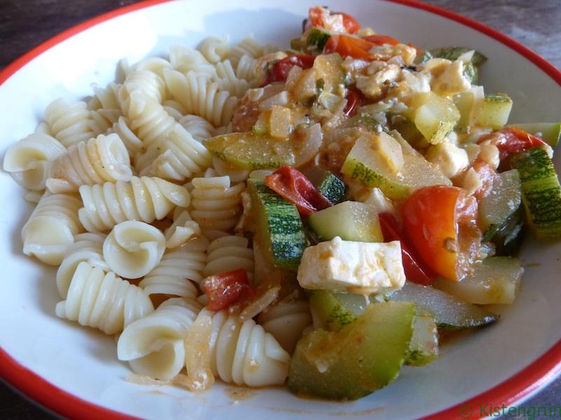 Zucchini-Gemüse mit Pasta