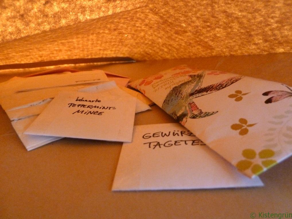 Samenrotation: Ein brauner Umschlag mit Pflanzensamen.